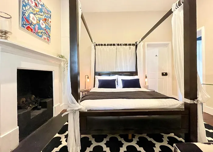Warders Cottage: Iconic Cottage In The Heart Of Freo