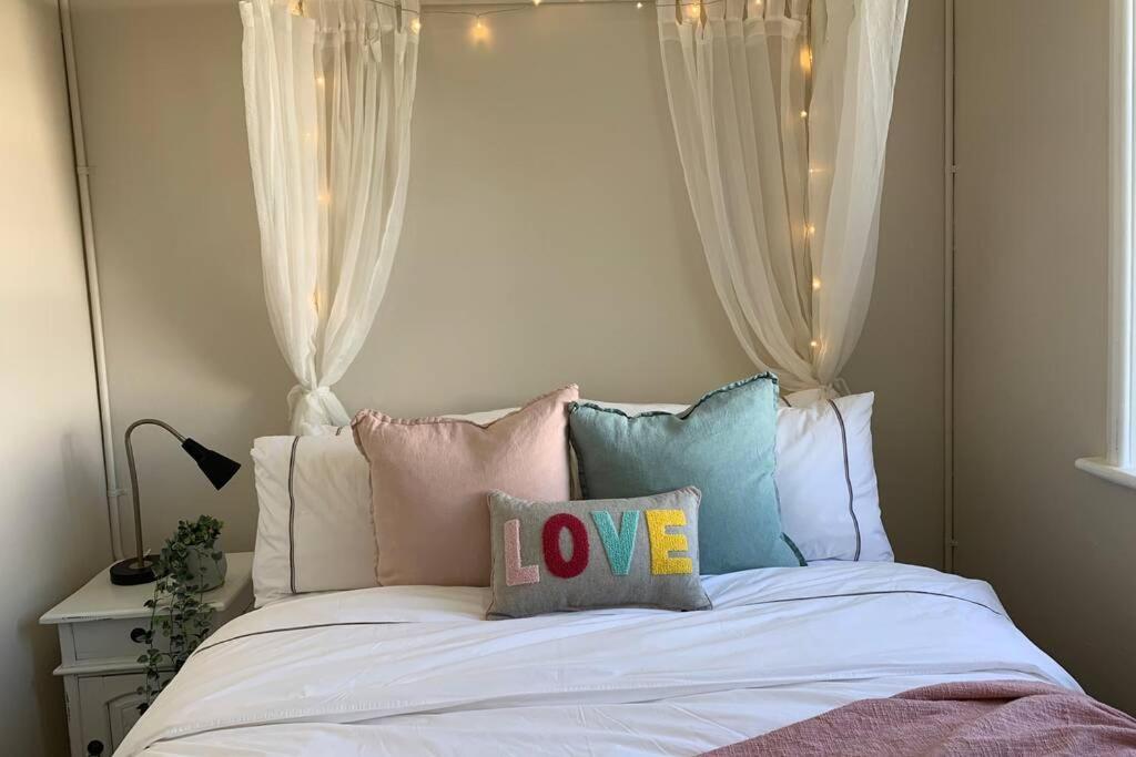 Warders Cottage: Iconic In The Heart Of Freo Holiday home *