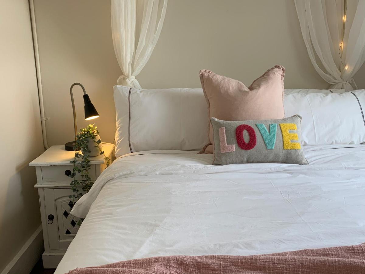 Warders Cottage: Iconic In The Heart Of Freo Holiday home *